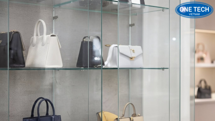 Cận cảnh cách chia ngăn tủ kính theo form túi xách (ngăn cao ngăn thấp)