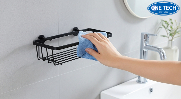 Vệ sinh kệ treo dầu gội dây bằng khăn ẩm và lau khô