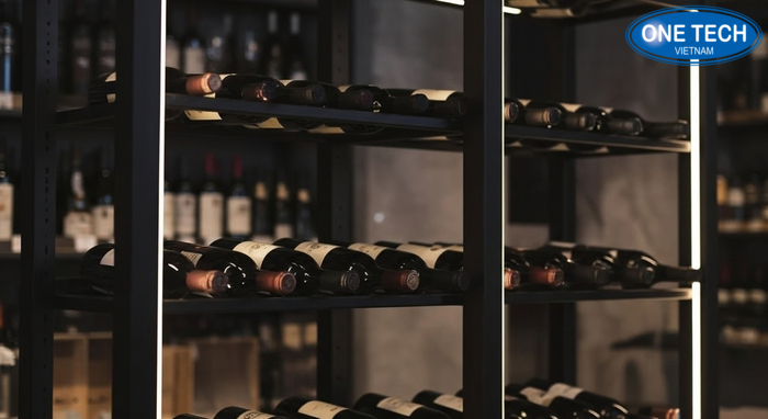 Kệ trưng bày rượu tích hợp đèn LED làm nổi bật sản phẩm