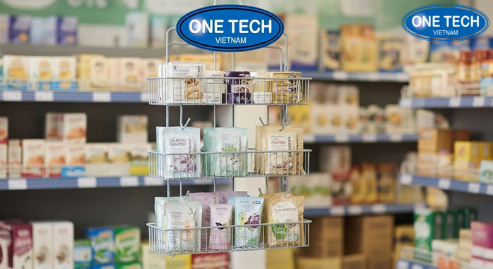 Kệ treo dầu gội dây trong cửa hàng tạp hóa nhỏ