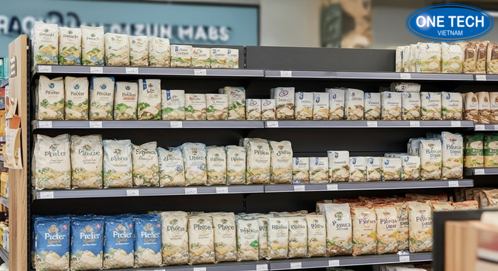 Trưng bày gạo theo phân khúc phổ thông đặc sản cao cấp trên cùng một kệ siêu thị đựng gạo