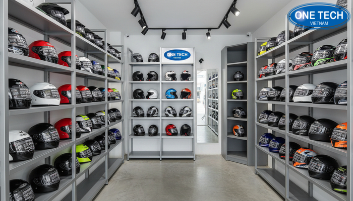 Kệ góc và kệ cao giúp tối ưu không gian trưng bày mũ bảo hiểm