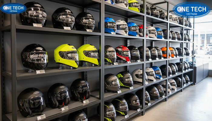 Sắp xếp mũ bảo hiểm khoa học trên kệ giúp dễ quan sát và lấy thử