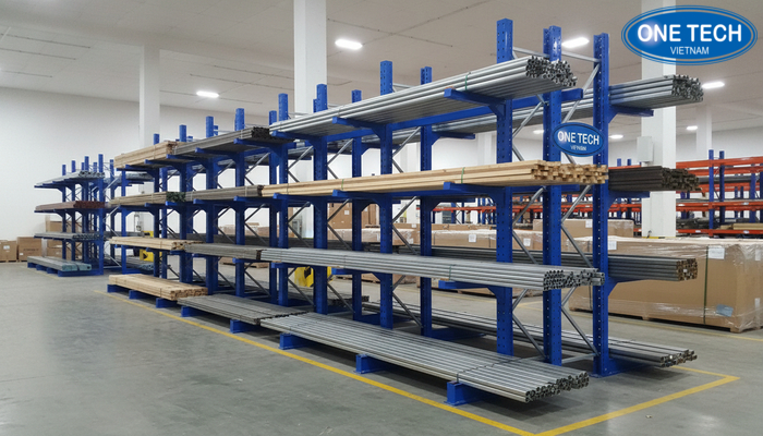 Cách xếp hàng an toàn trên kệ tay đỡ Minh họa cách xếp hàng cân bằng trên kệ tay đỡ để tránh lệch tải