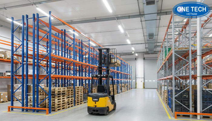 So sánh kệ double deep và kệ pallet đơn về lối đi và chiều sâu lưu trữ