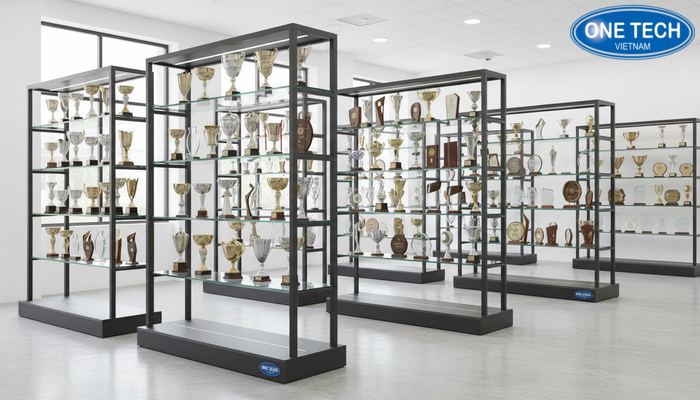 Khu vực trưng bày mẫu kệ trưng bày cúp tại OneTech