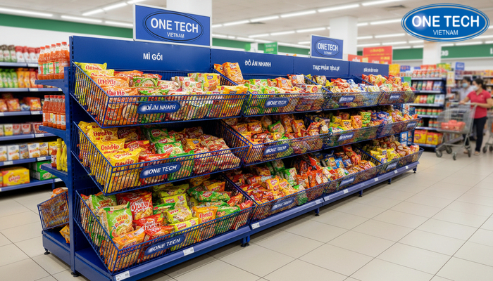 Hình thực tế kệ rổ mì trưng bày mì tôm tại cửa hàng ở Lâm Đồng