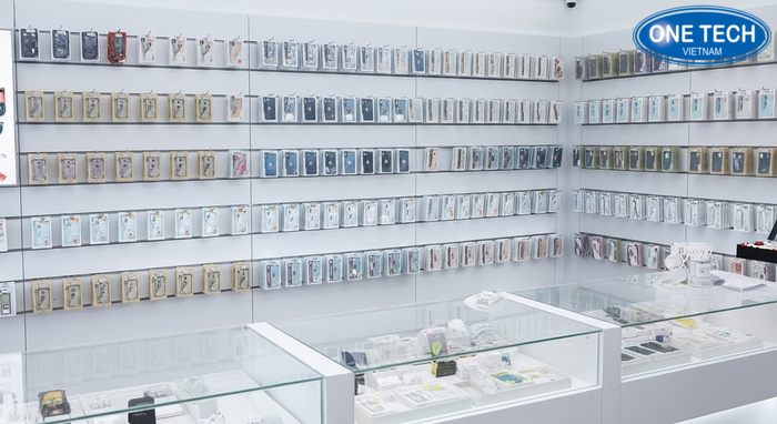 Cửa hàng ứng dụng kệ OneTech giúp trưng bày phụ kiện gọn gàng và bắt mắt