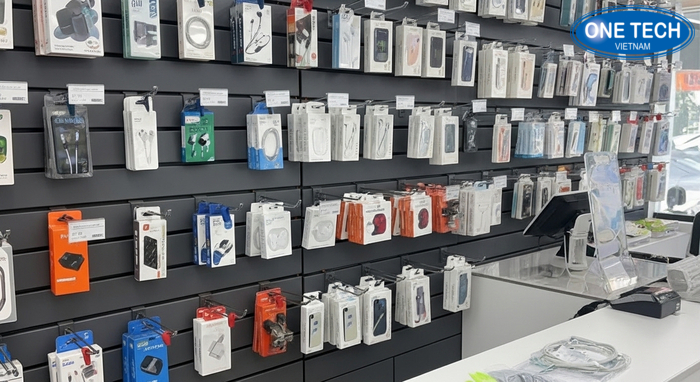 Kệ treo móc trưng bày cáp sạc, tai nghe, ốp lưng theo từng dãy