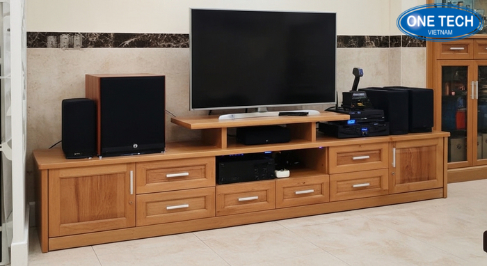 Kệ trưng bày loa bố trí tại phòng khách gọn gàng và thẩm mỹ