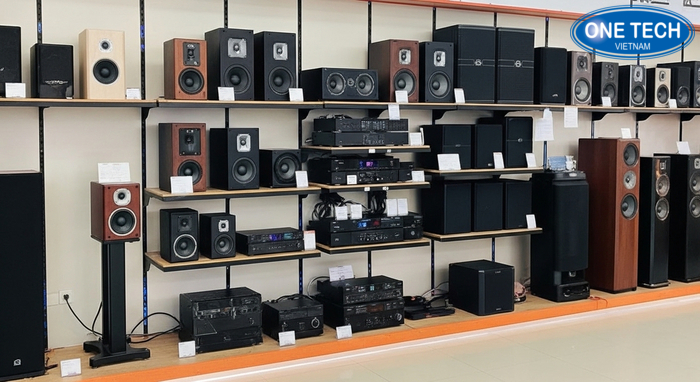 Kệ trưng bày loa trong showroom giúp khách dễ trải nghiệm và so sánh