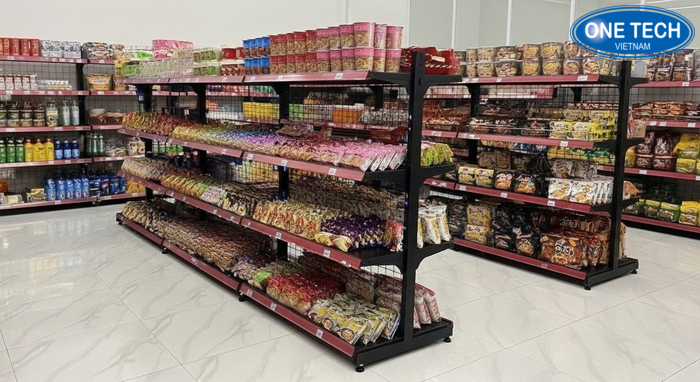Kệ trưng bày mì tôm trong cửa hàng tiện lợi với bố cục gọn gàng, dễ chọn