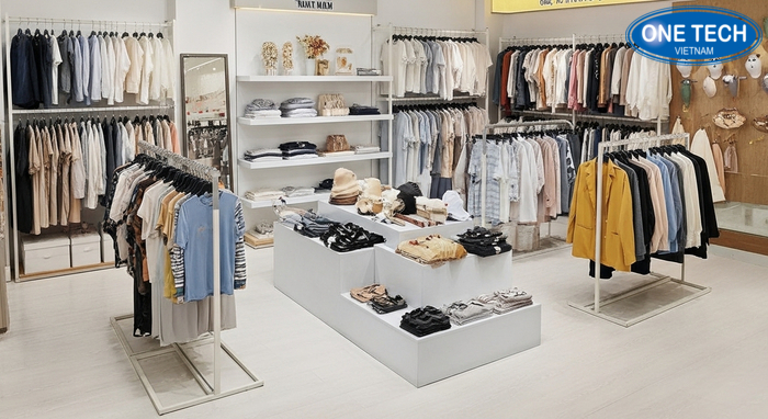Mẫu kệ trưng bày shop quần áo tại Lâm Đồng Không gian shop thời trang bố trí kệ trưng bày shop quần áo gọn và sáng