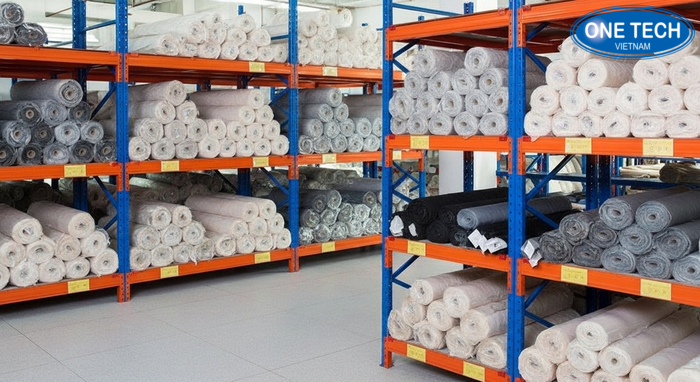 Gợi ý bố trí kệ trưng bày vải trong không gian shop tại Lâm Đồng