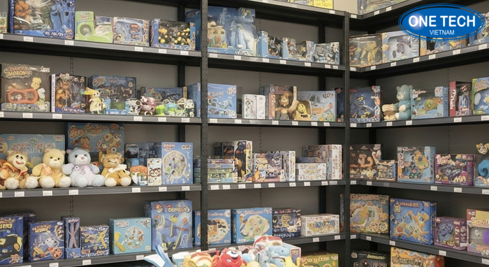 Mẫu kệ trưng bày đồ chơi trẻ em tại OneTech Group Mẫu kệ trưng bày đồ chơi trẻ em thực tế tại showroom OneTech Group
