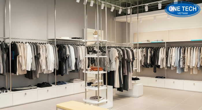 Kệ trưng bày shop quần áo phong cách hiện đại tối giản Shop thời trang hiện đại dùng kệ sơn tĩnh điện và ánh sáng rọi