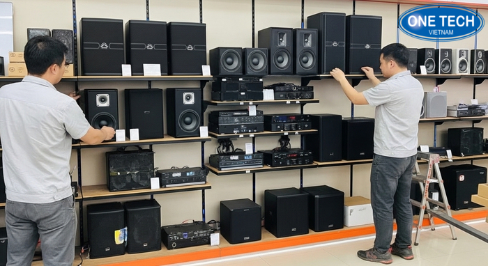 Thi công lắp đặt kệ trưng bày loa thực tế theo không gian