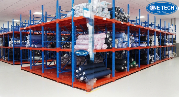 Ứng dụng giá kệ để vải cuộn trong kho xưởng giúp kiểm kê và soạn hàng nhanh